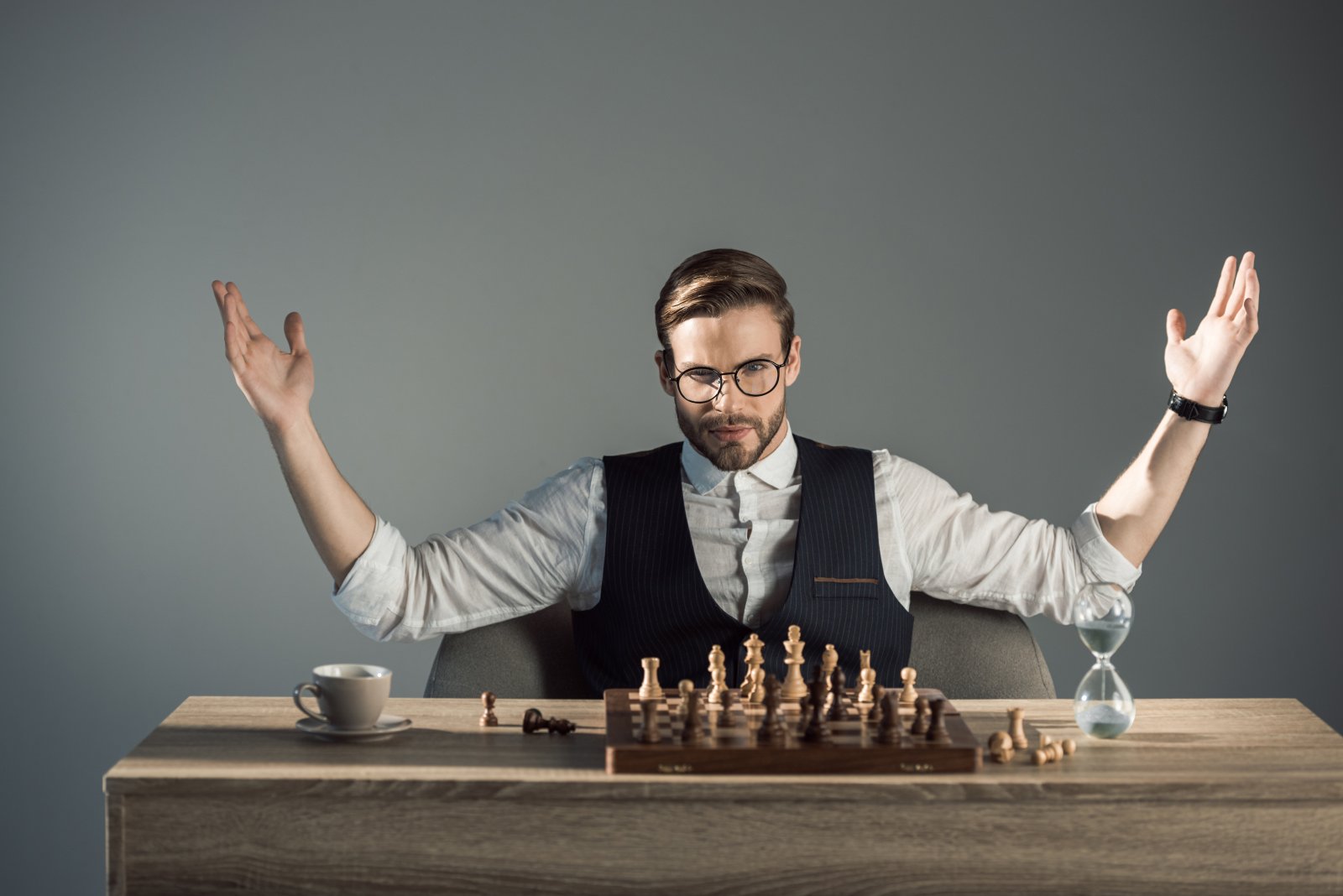 Szachy a rozwój umiejętności przywódczych 8 triumphing-young-busnessman-in-eyeglasses-looking-2024-11-18-21-57-03-utc